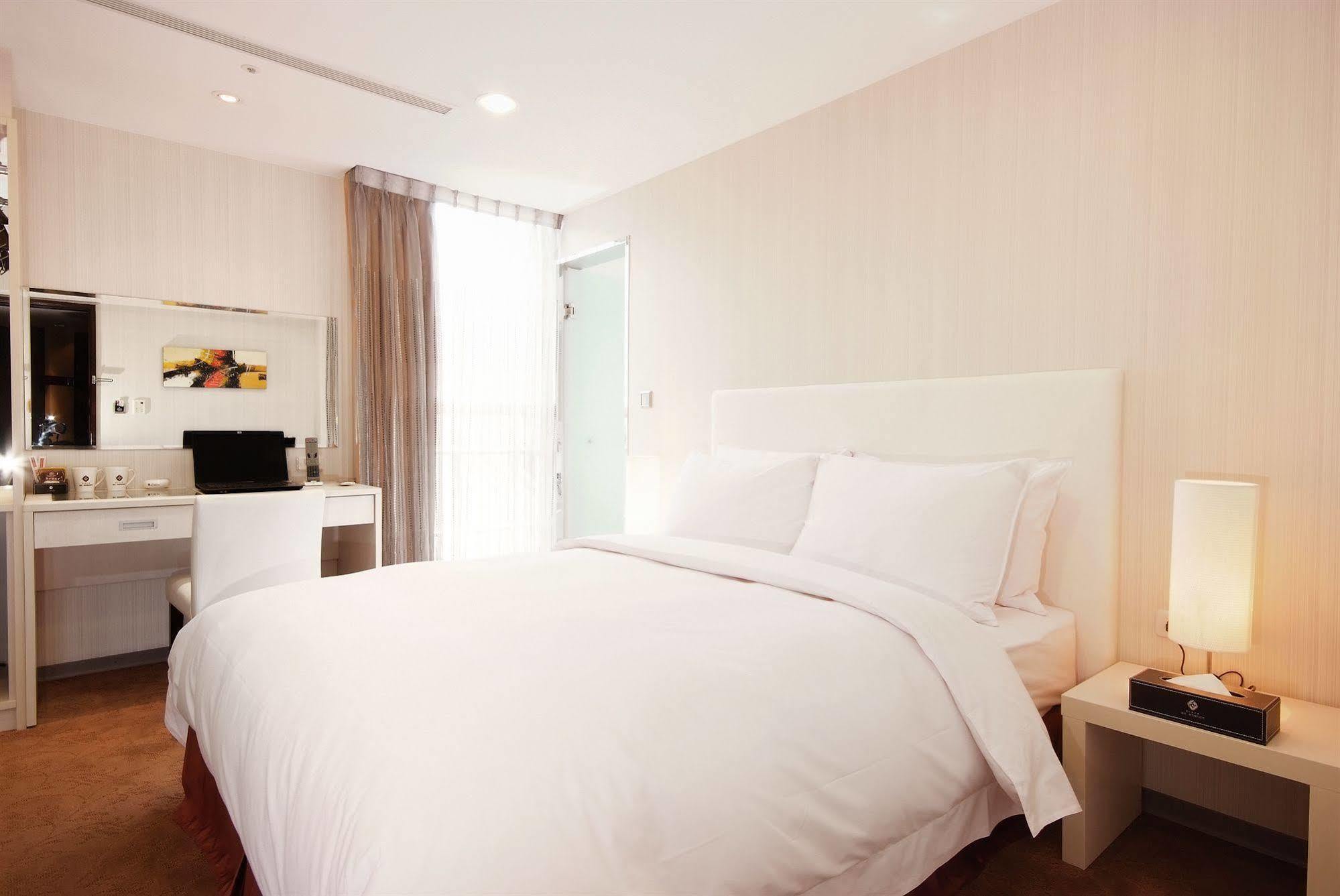 Hotel Leisure 台中輕行旅 Buitenkant foto