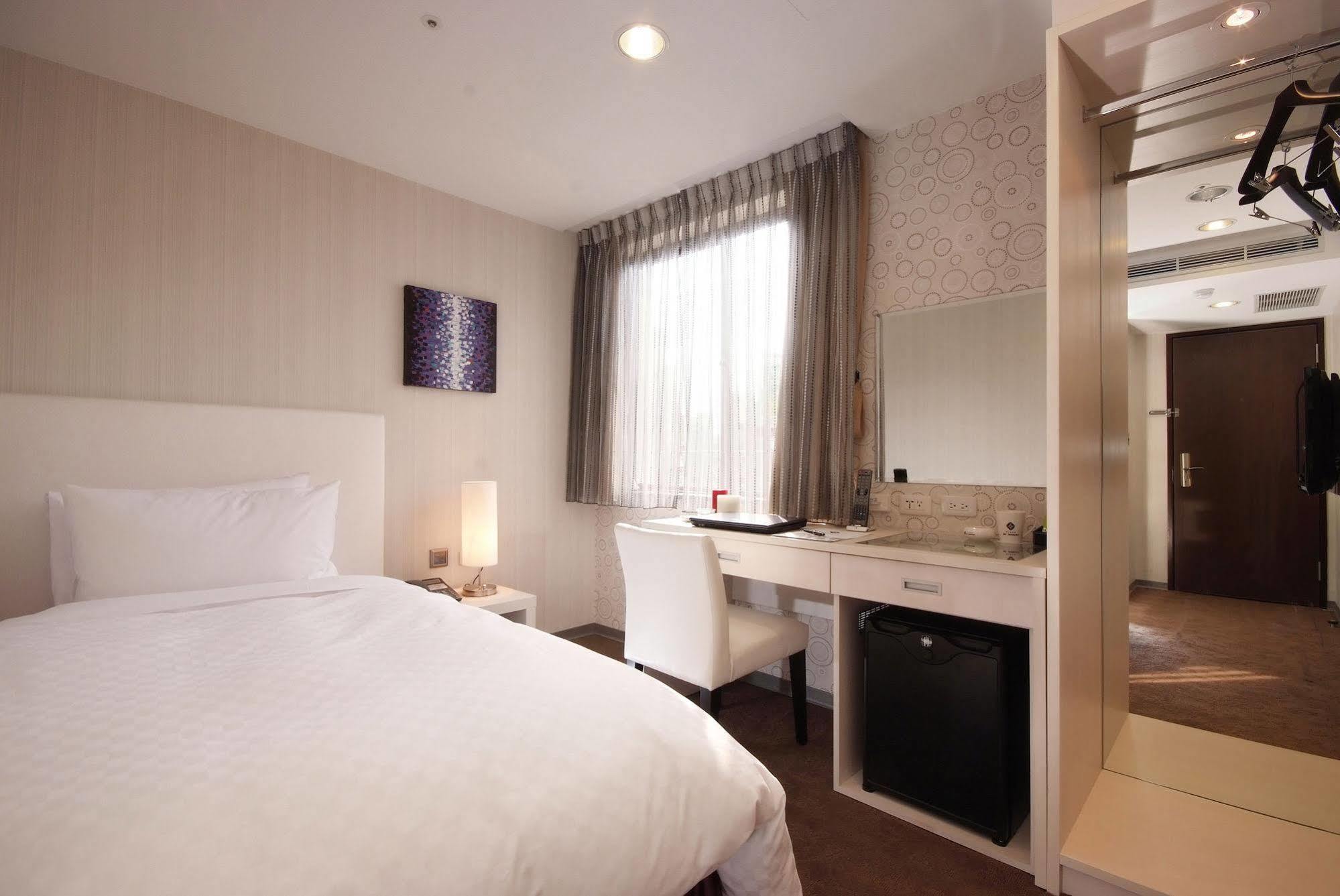 Hotel Leisure 台中輕行旅 Buitenkant foto