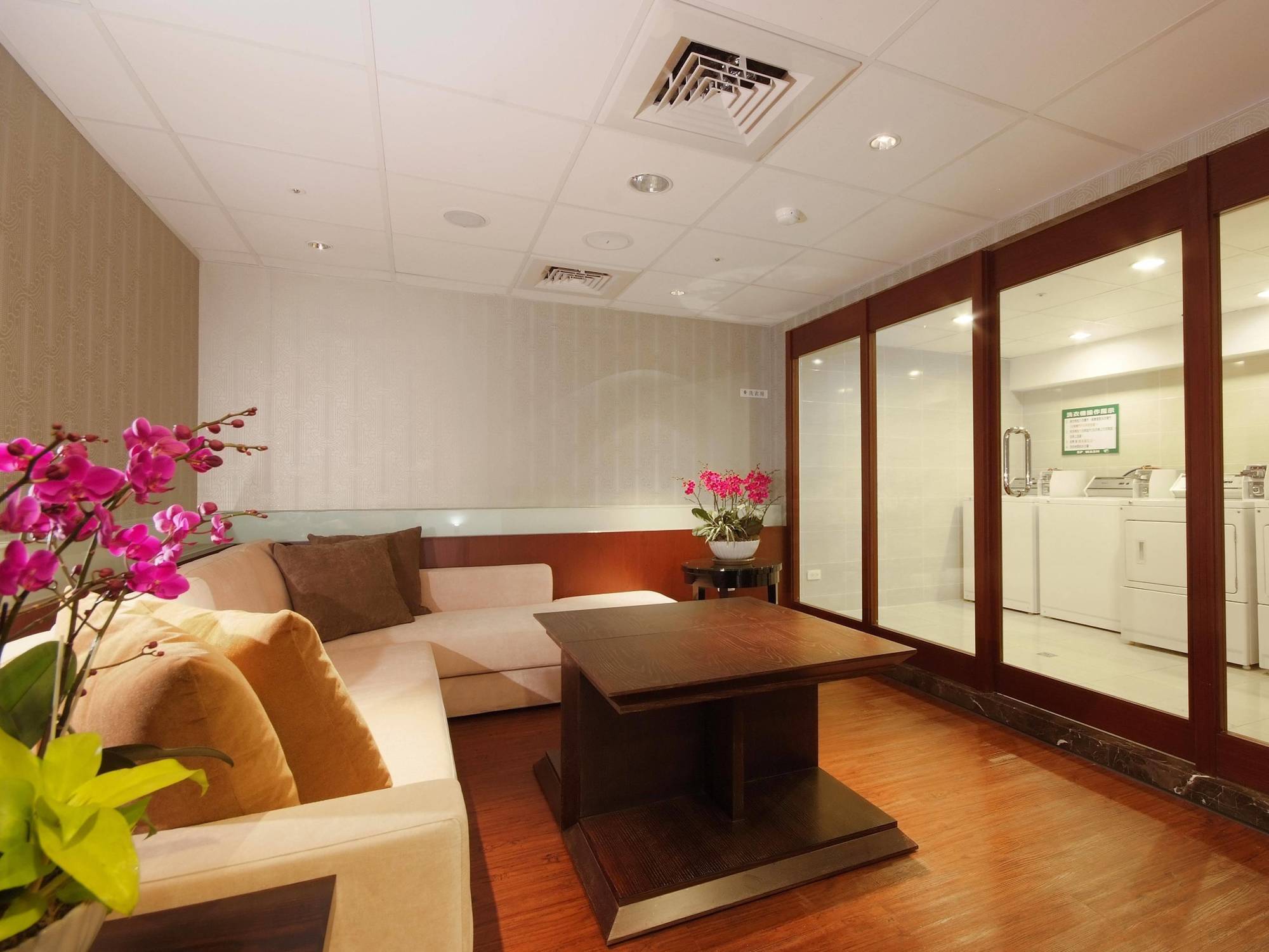 Hotel Leisure 台中輕行旅 Buitenkant foto